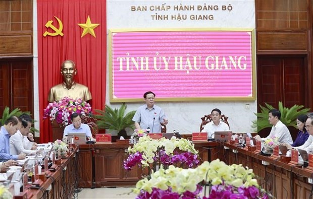 NA Chairman Vuong Dinh Hue speaks at the working session with the Hau Giang Party Committee’s Standing Board on October 10. (Photo: VNA)