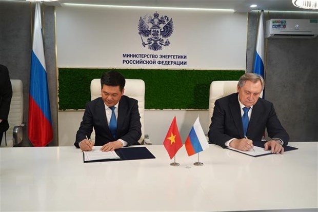 The agreements are inked by Vietnamese Minister of Industry and Trade Nguyen Hong Dien (L) and Russian Energy Minister Nikolai Shulginov. (Photo: VNA)