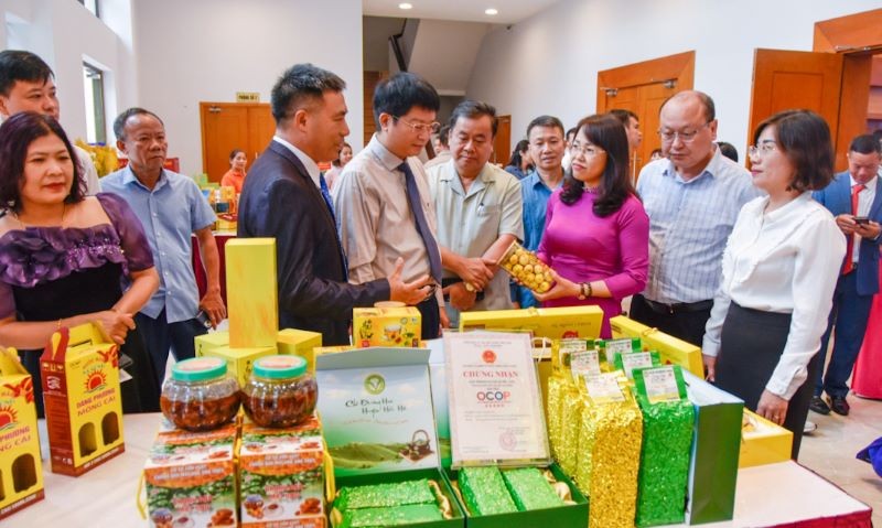 Delegates visit the booth introducing typical products of Quang Ninh Province in 2023.