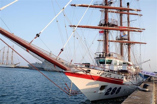 Sailing Ship 286-Le Quy Don of Vietnam docks at Changi Naval Base of Singapore. (Photo: VNA)