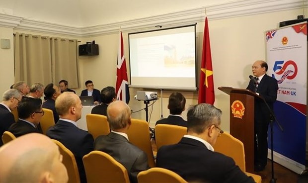 Dang Thanh Giang, Permanent Vice Chairman of the Thai Binh People's Council, presents the province's potentail to British firms at the conference in London on October 12. (Photo: VNA)