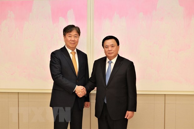 Politburo member Nguyen Xuan Thang (R) and Presidential Chief of Staff Kim Dae-ki (Photo: VNA)