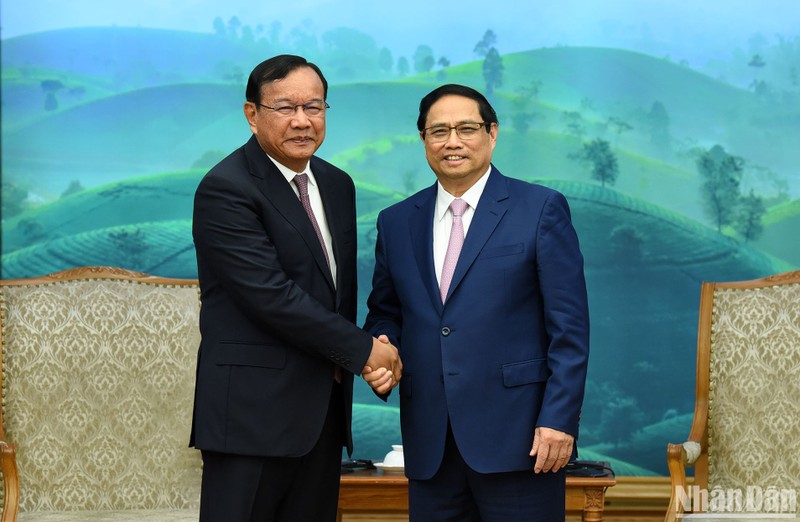 Prime Minister Pham Minh Chinh (right) and Chairman of the Cambodian People's Party (CPP) Central Committee’s Commission for External Relations Prak Sokhonn. (Photo: NDO)