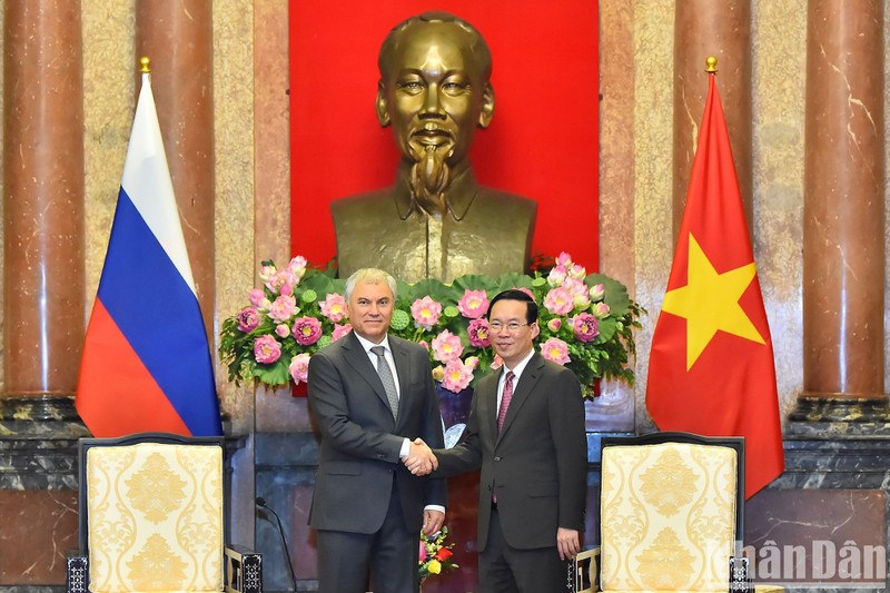 President Vo Van Thuong (R) receives Chairman of the State Duma of the Federal Assembly of the Russian Federation Vyacheslav Victorovich Volodin in Hanoi on October 16. (Photo: NDO)