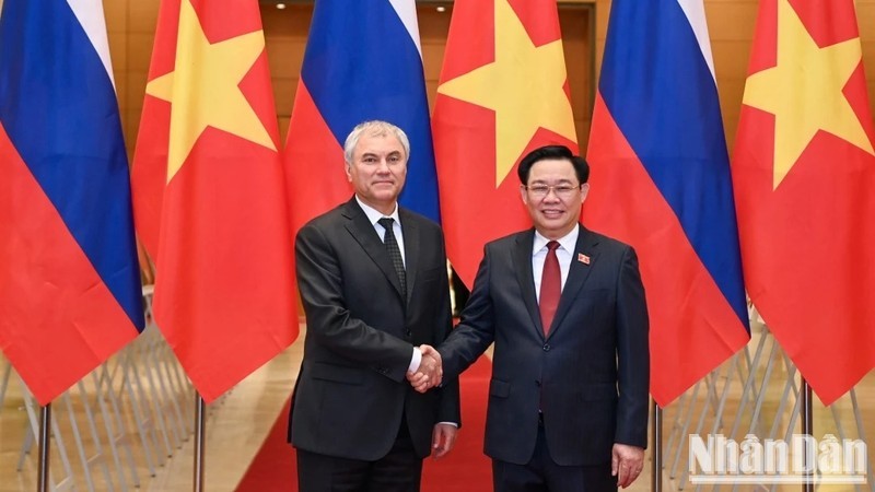 National Assembly (NA) Chairman Vuong Dinh Hue (R) receives Chairman of the State Duma of the Federal Assembly of the Russian Federation Vyacheslav Victorovich Volodin. (Photo: NDO)