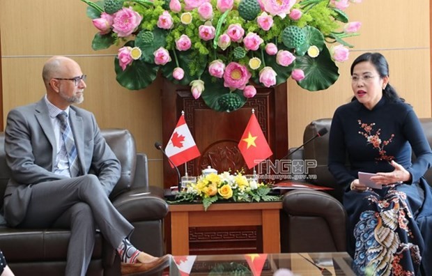 Secretary of the Thai Nguyen provincial Party’s Committee Nguyen Thanh Hai (R) and Canadian Ambassador to Vietnam Shawn Steil at the event (Photo: thainguyen.gov.vn)