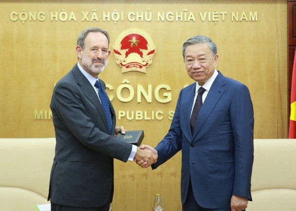 Minister of Public Security To Lam (R) and Italian Ambassador to Vietnam Marco Della Seta at their meeting in Hanoi on October 16. (Photo: VNA)