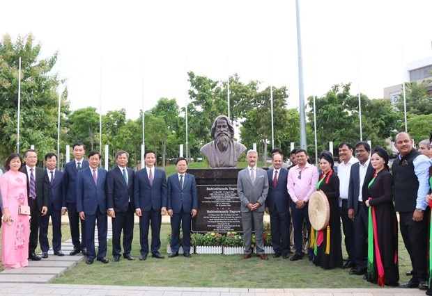The statue of Indian literary celebrity Tagore is inaugurated in Bac Ninh. (Photo: VNA)
