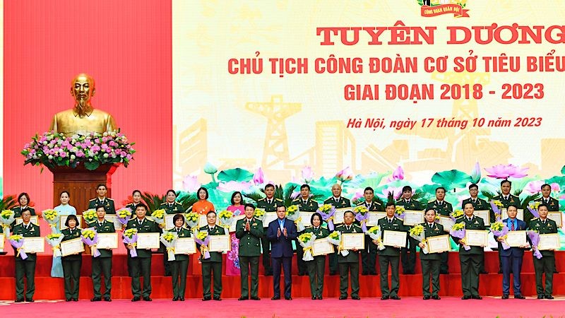 Outstanding military grassroots trade union presidents honoured at the ceremony (Photo: NDO)