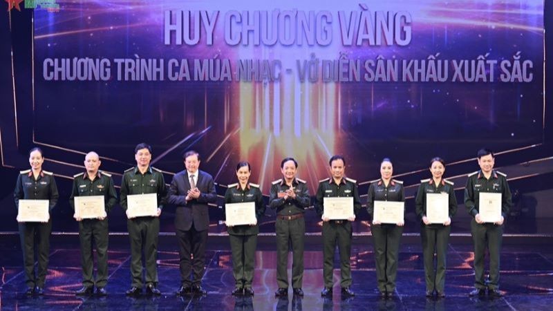 Gold medals presented to the best song and dance programmes and stage plays. (Photo: NDO)