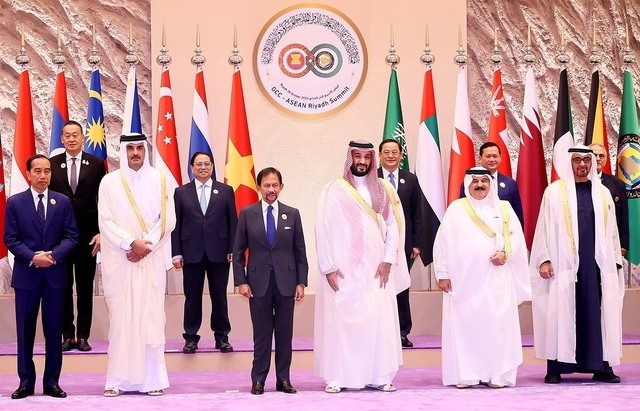 Prime Minister Pham Minh Chinh and other heads of delegations to the ASEAN-GCC Summit are welcomed by Saudi Arabia's Crown Prince and Prime Minister Mohammad bin Salman Al Saud. (Photo: VGP)