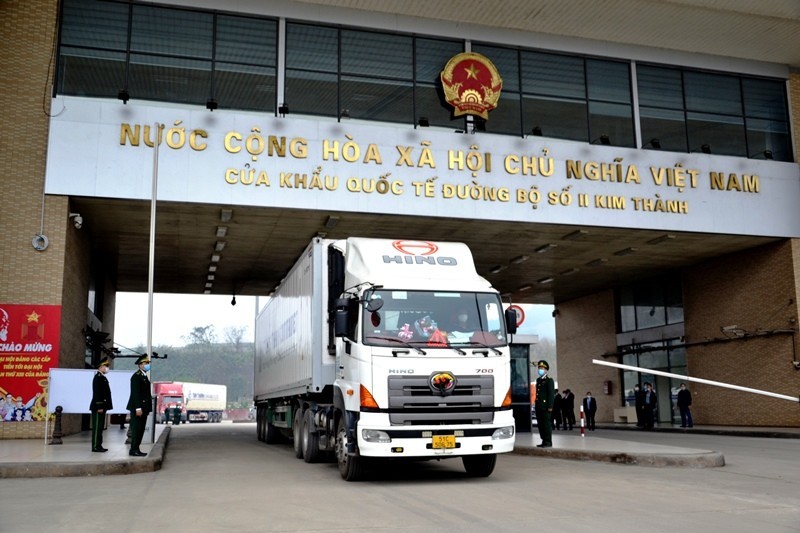 Lao Cai pilots the two-way transport of goods on one vehicle cleared for shipping fresh agricultural products from November 1. (Photo: Quoc Hong)