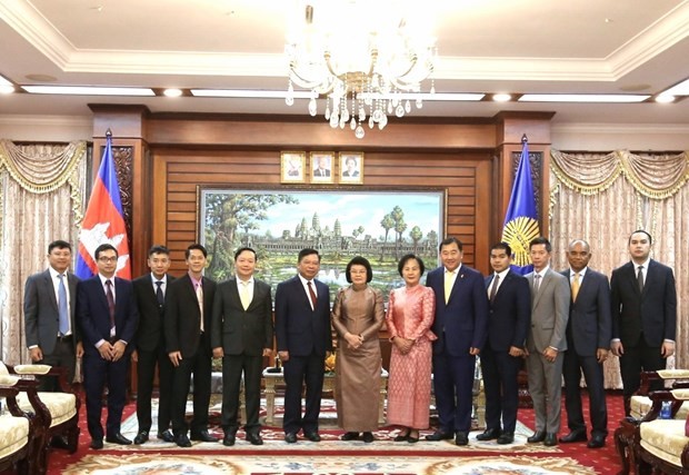President of Cambodia's National Assembly Samdech Moha Rathsapheathika Thipadei Khuon Sudary (centre), Vietnamese Ambassador Nguyen Huy Tang (sixth from left) and other officials at the meeting in Phnom Penh on November 3 (Photo: VNA)