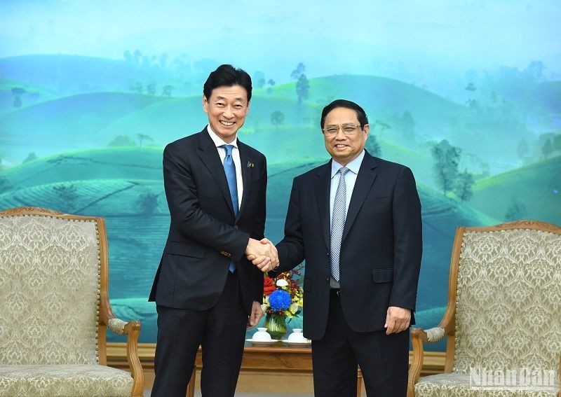 PM Pham Minh Chinh (R) meets Japanese Minister of Economy, Trade and Industry Nishimura Yasutoshi in Hanoi on November 3. (Photo: NDO)