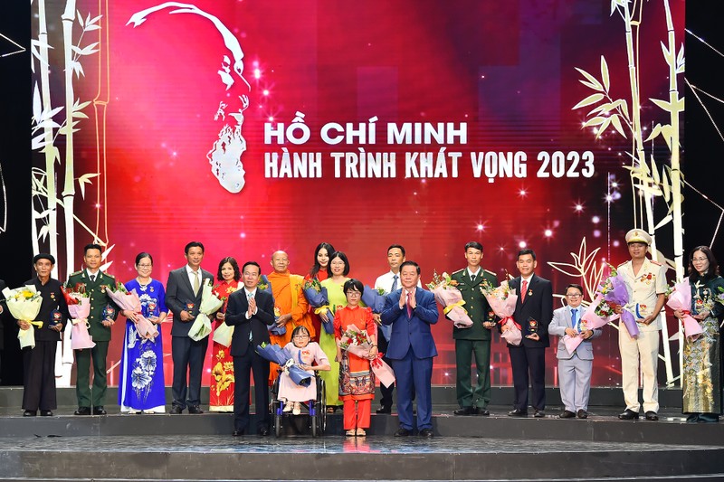 Outstanding exemplars in studying and following President Ho Chi Minh’s ideology and lifestyle honoured at a ceremony (Photo: NDO)