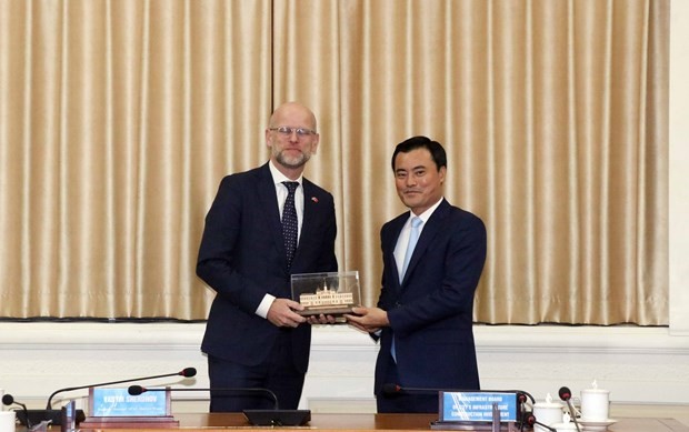 Vice Chairman of the HCM City People’s Committee Bui Xuan Cuong (R) and Vice Minister for Foreign Economic Relations at the Ministry of Foreign Affairs of the Netherlands Michiel Sweers at their meeting on November 3 (Photo: VNA)