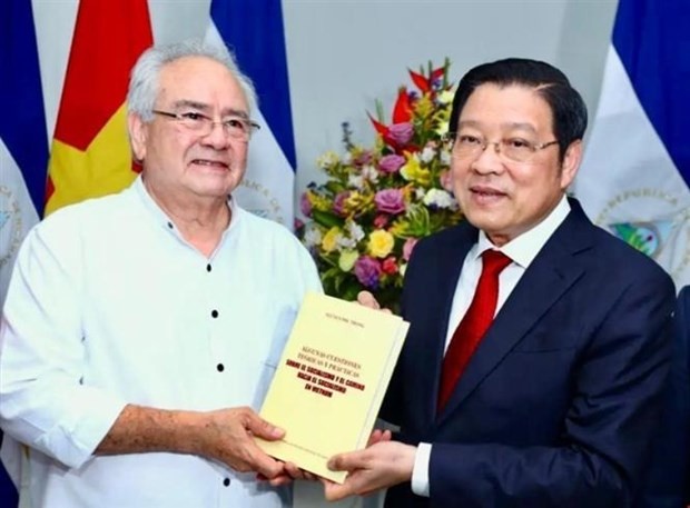 Politburo member Phan Dinh Trac (right) and President of the Nicaraguan National Assembly Dr. Gustavo Porras Cortés (Photo: VNA)