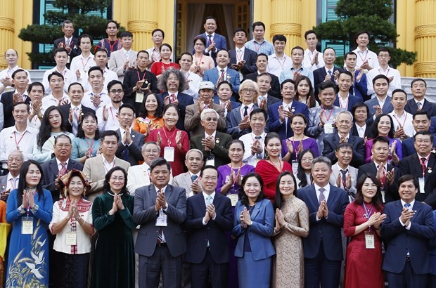 President Vo Van Thuong (front, fifth from left), handicraft artisans and workers pose for a group photo at their meeting in Hanoi on November 9. (Photo: VNA)