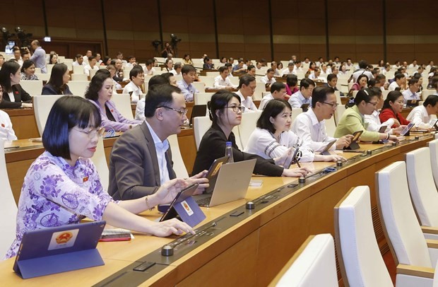 NA deputies of Hai Duong province press buttons to vote on the resolution on the socio-economic development plan for 2024 on November 9. (Photo: VNA)