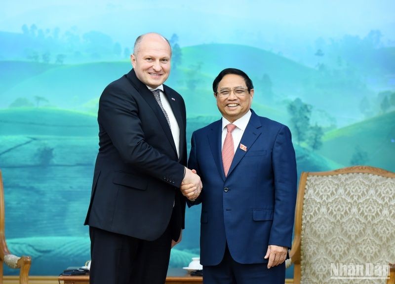Prime Minister Pham Minh Chinh (R) and Russian Minister of Emergency Situations Sen. Lieut. Gen Kurenkov Aleksandr Vyacheslavovich (Photo: NDO)