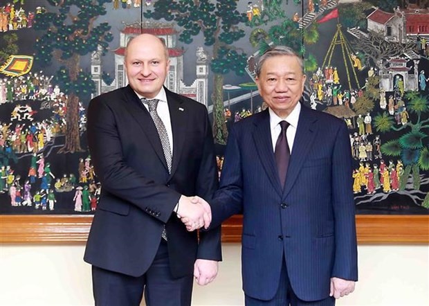 Vietnamese Minister of Public Security General To Lam (R) and Russian Minister of Emergency Situations Sen. Lieut. Gen Kurenkov Aleksandr Vyacheslavovich at their meeting in Hanoi on November 9 (Photo: VNA)