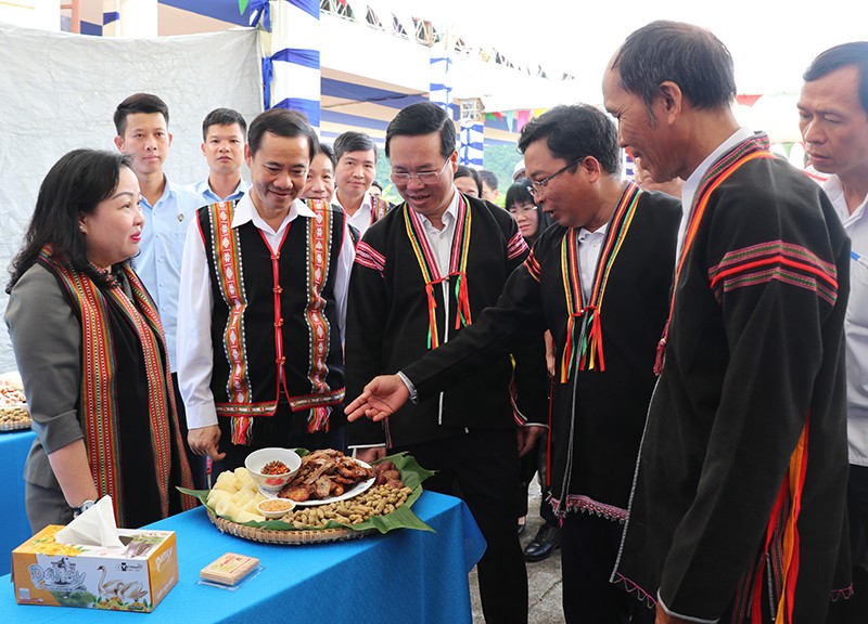 President Vo Van Thuong attends the great national unity festival on November 11 morning. (Photo: VU XUAN)