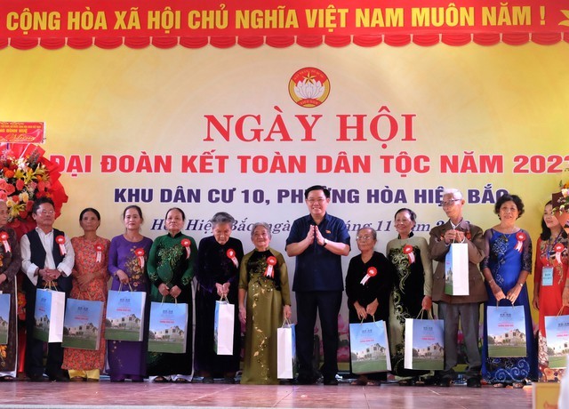 National Assembly Chairman Vuong Dinh Hue presents gifts to policy beneficiaries and needy people at the event. (Photo: VGP)