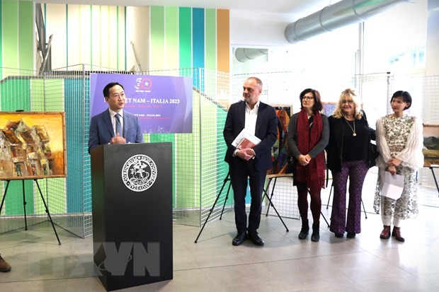 Ambassador Duong Hai Hung addresses the opening of the culture promotion and exchange programme in Turin. (Photo: VNA)