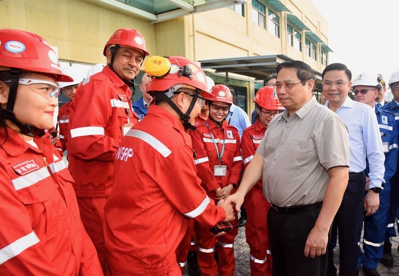 PM Pham Minh Chinh meets workers at Nghi Son Refinery and Petrochemical Plant (Photo: NDO)