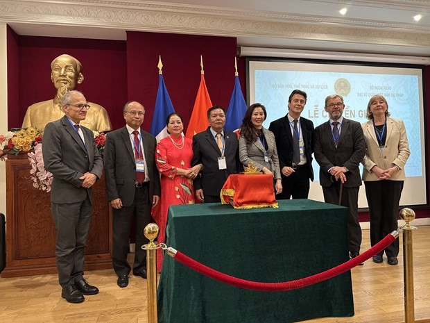 Representatives of Vietnam and France at the seal handover ceremony on November 16 (Photo: VNA)