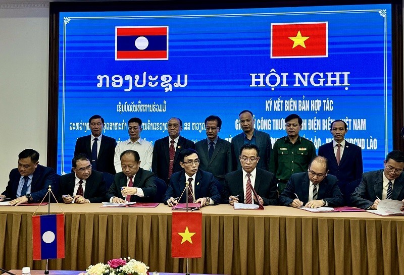 Representatives of the Department of Industry and Trade of Dien Bien Province and the Departments of Industry and Trade of Laos' six northern provinces sign a memorandum of understanding on strengthening border trade cooperation. (Photo: NDO)