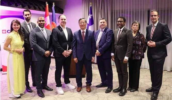 Vietnamese Ambassador to Canada Pham Vinh Quang (C) and representatives of the Canadian Government, Quebec province, Montreal city and CABC. (Photo:VNA )