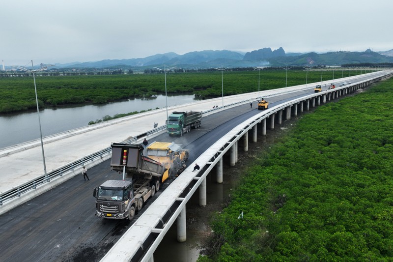 Cua Luc 3 Bridge in Ha Long City is under construction. 