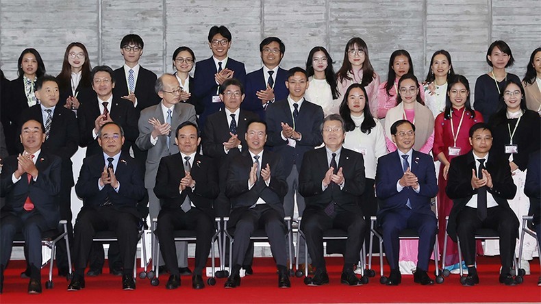 President Vo Van Thuong and teachers and students of Kyushu University. (Photo: VNA)