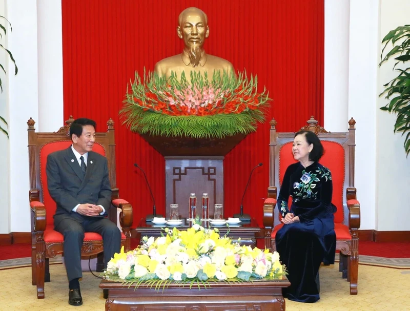 Politburo member, permanent member of the Party Central Committee’s Secretariat Truong Thi Mai (R) and former Special Ambassador for Vietnam-Japan Sugi Ryotaro (Photo: VNA)