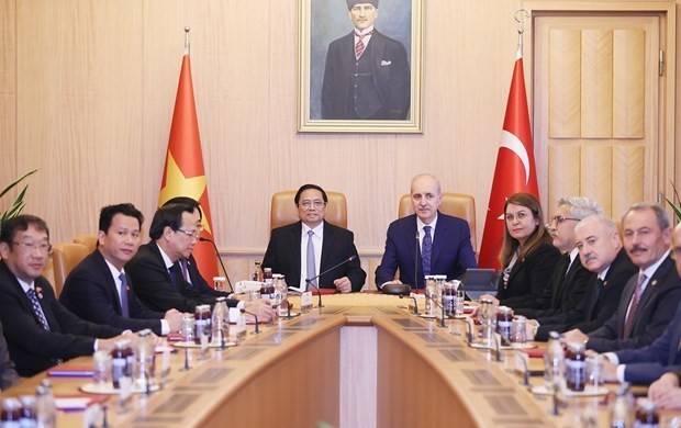 Prime Minister Pham Minh Chinh and Speaker of the Grand National Assembly of Türkiye Numan Kurtulmus at their meeting in Ankara on November 29 (Photo: VNA)