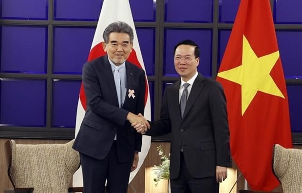 President Vo Van Thuong (R) receives Prof. Ochi Mitsuo, President of Hiroshima University and member of the Japan - Vietnam specialists’ association in Fukuoka city on November 30. (Photo: VNA)