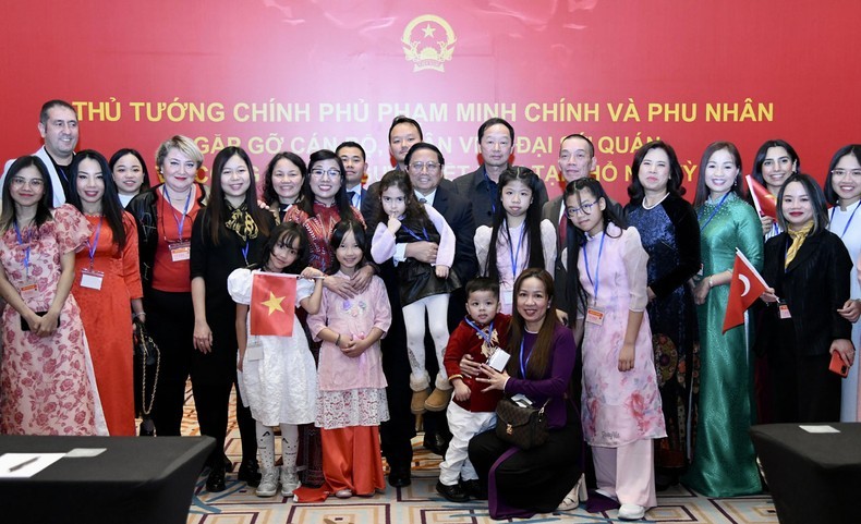 Prime Minister Pham Minh Chinh (C) meets staff of the Vietnamese Embassy in Türkiye and representatives of the Vietnamese community in Ankara (Photo: VNA)