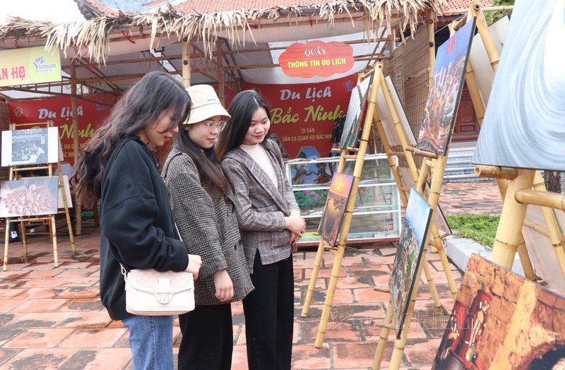 Visitors admire art photos depicting Bac Ninh's cultural heritage. (Photo: baobacninh.vn)