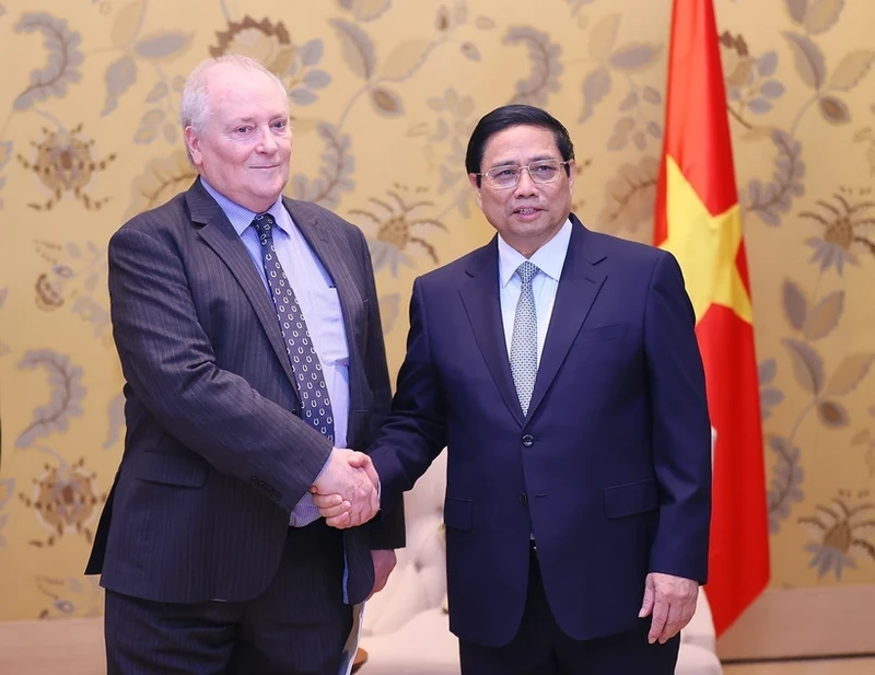 PM Pham Minh Chinh and EE Chairman Ian Hatton (Photo: VNA)