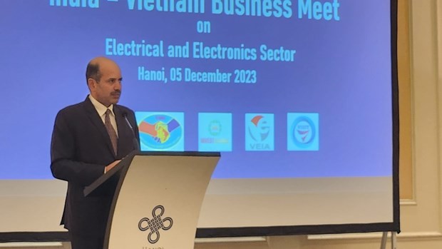  Indian Ambassador to Vietnam Sandeep Arya speaks at the meeting. (Photo: VNA)