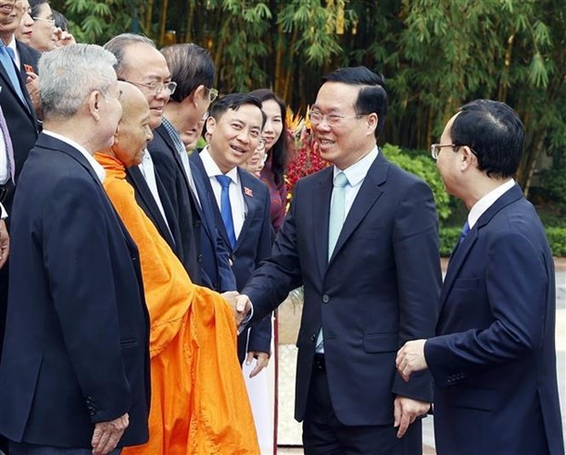 President Vo Van Thuong (2nd from right) and delegates from the Mekong Delta city of Can Tho on December 15. (Photo: VNA)