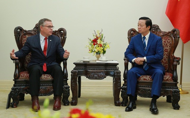 Deputy PM Tran Hong Ha (R) and Dell Senior Vice President Robert McIntosh at their meeting in Hanoi on December 14 (Photo: VGP)