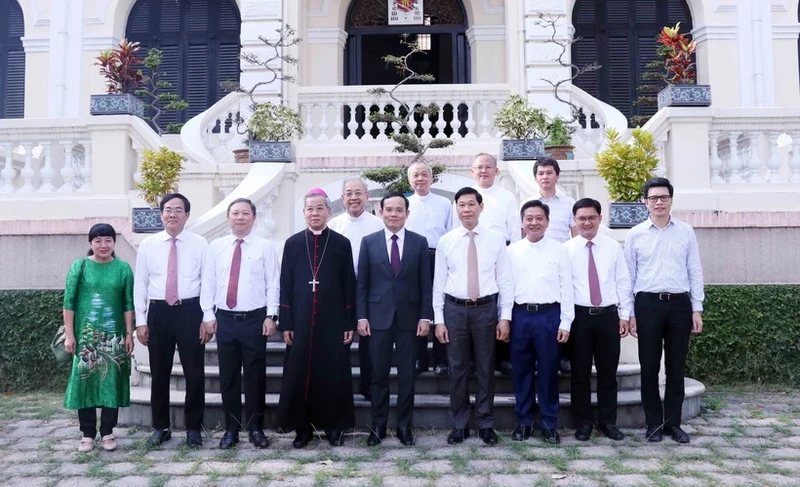 Deputy Prime Minister Tran Luu Quang, Archbishop of the Archdiocese of Ho Chi Minh City Nguyen Nang and other delegates at the Archdiocese of Ho Chi Minh City. (Photo: VNA)