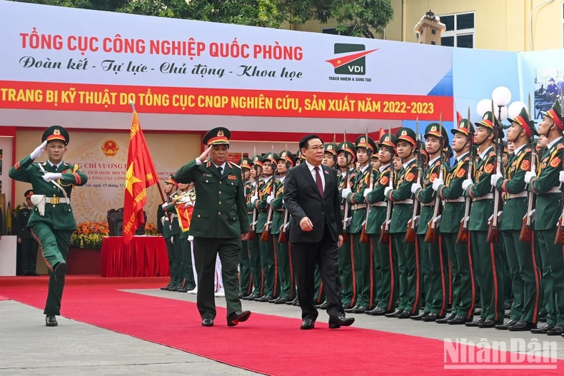 National Assembly Chairman Vuong Dinh Hue visits the General Department of Defence Industry. (Photo: NDO)