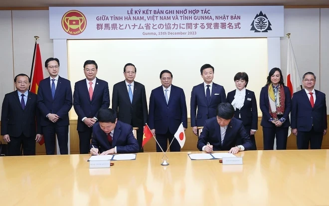 PM Pham Minh Chinh witnesses the signing of a MoU on cooperation between Ha Nam province and Gunma prefecture. (Photo: VNA)