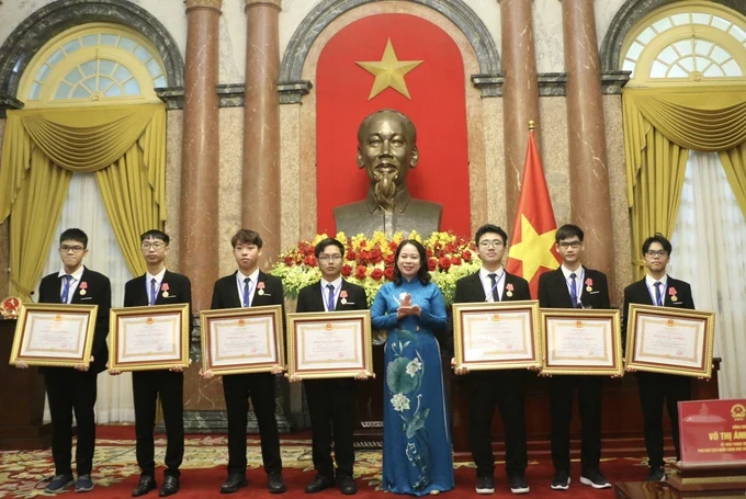 Vice President Vo Thi Anh Xuan and awardees at the award ceremony. (Photo: VNA)