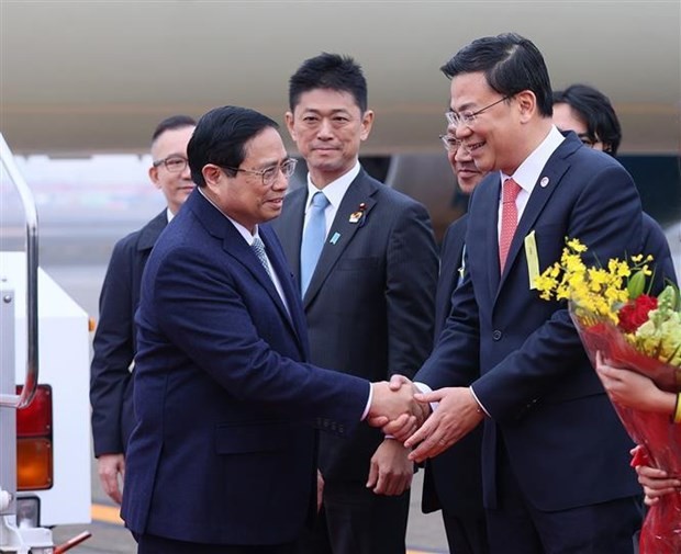 Prime Minister Pham Minh Chinh (left, front) arrives at Haneda International Airport in Tokyo on December 15 (Photo: VNA)