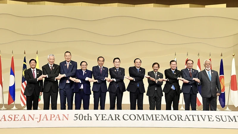 Japanese PM Kishida Fumio and heads of ASEAN delegations to the Commemorative Summit (Photo: VNA)