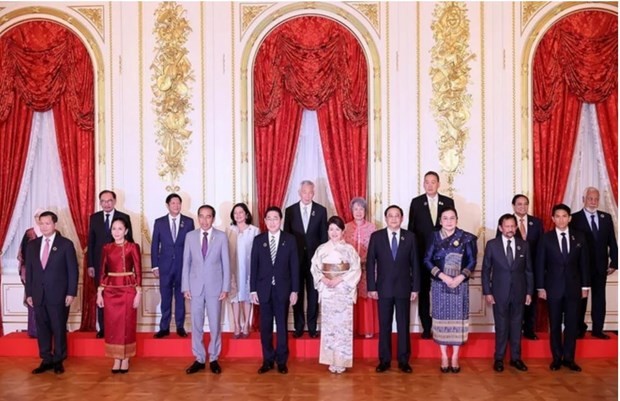 Japanese Prime Minister Kishida Fumio (front, fourth from left) and his spouse and delegation heads of ASEAN countries at the banquet (Photo: VNA)
